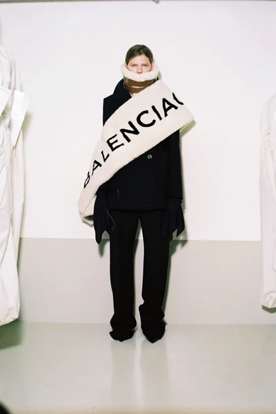 Look 16