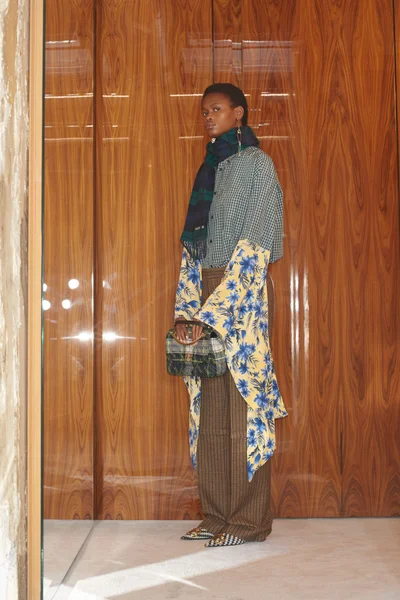 Look 16