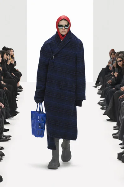 Look 18