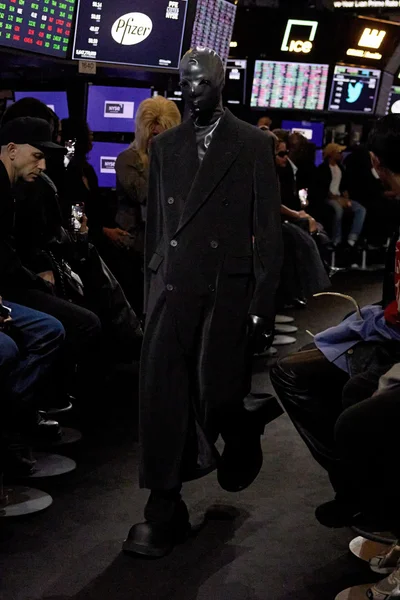 Look 10