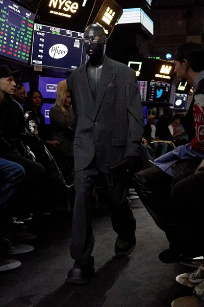Look 16