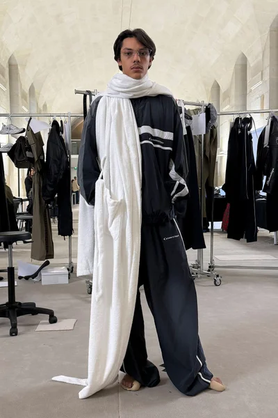 Look 16