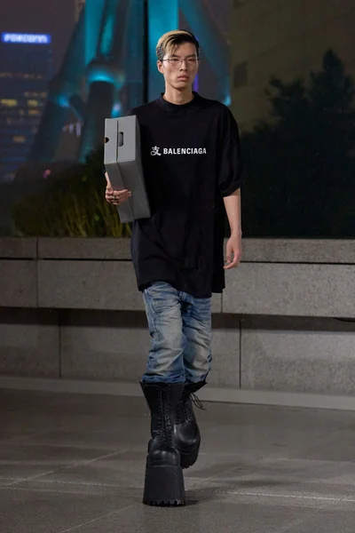 Look 10