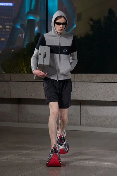 Look 16