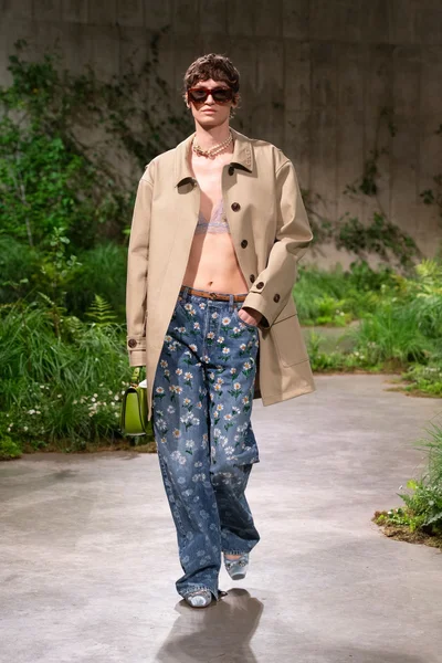 Look 16