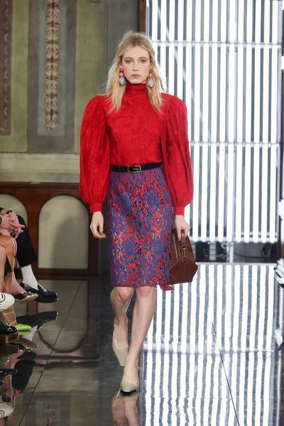 Look 16