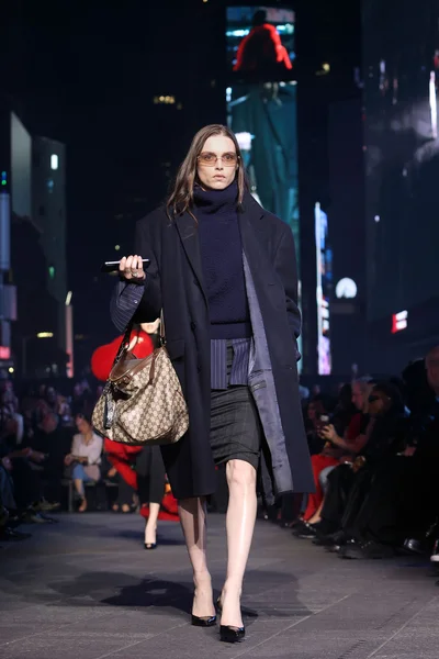 Look 16