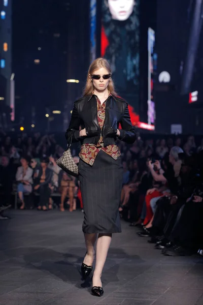 Look 18